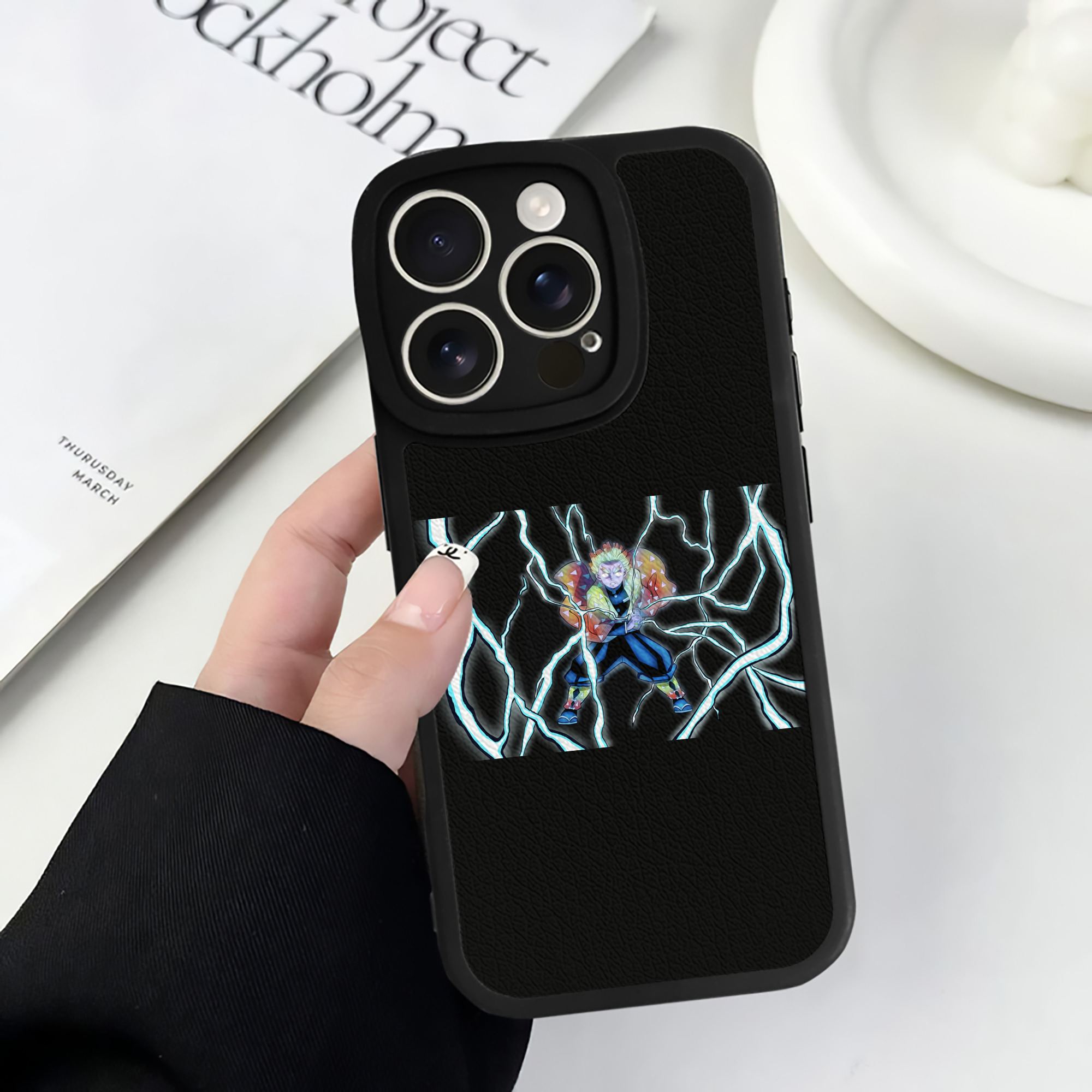 （画像用） 鬼滅の刃（きめつのやいば）我妻 善逸／あがつま ぜんいつ Agatsuma Zenitsu 【iPhone 16シリーズ対応】シリコンスマホケース（レザー調） 材質：シリコン